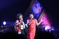 左から水谷千重子、春澪。