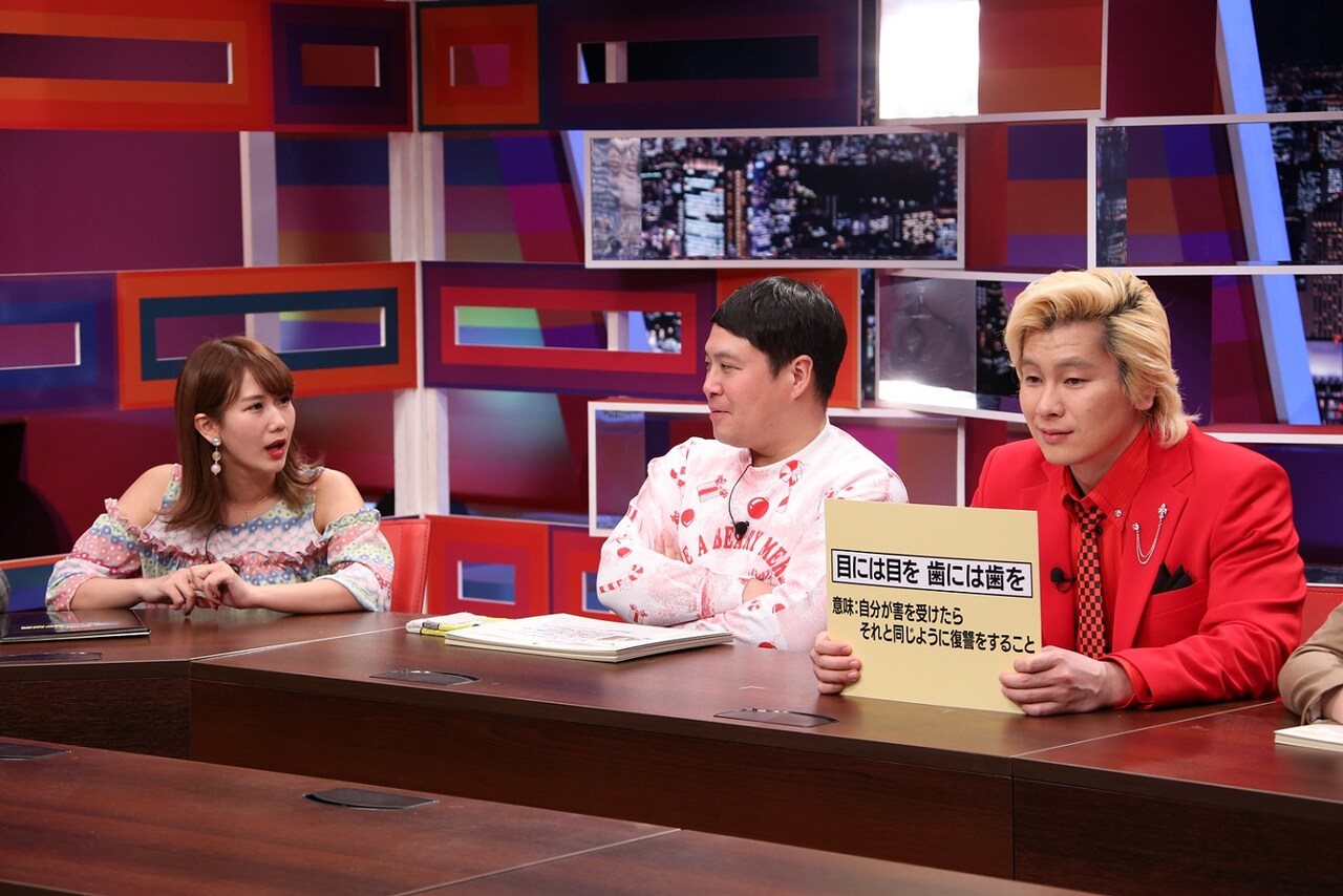 「採用！フリップNEWS」に出演する（左から）岡井千聖、タカアンドトシ・タカ、メイプル超合金カズレーザー。(c)中京テレビ