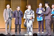 審査員を務めた山田邦子（中央）。