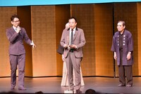 漫才協会の副会長として口上を繰り広げるナイツ塙（中央）。途中から話題がナイツのDVDの宣伝になった。