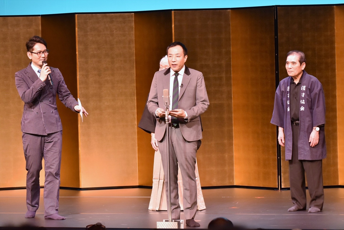 漫才協会の副会長として口上を繰り広げるナイツ塙（中央）。途中から話題がナイツのDVDの宣伝になった。