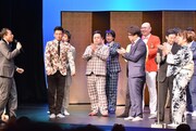 大賞が発表された瞬間のゴールドハンマー（左から2人目、3人目）。