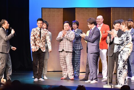 大賞が発表された瞬間のゴールドハンマー（左から2人目、3人目）。