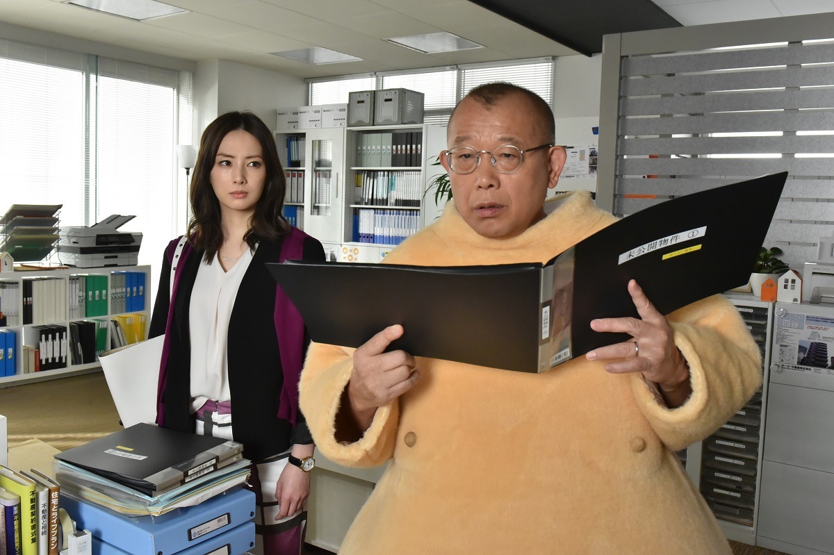 ドラマ「帰ってきた 家売るオンナ」のワンシーン。左から北川景子、笑福亭鶴瓶。(c)日本テレビ