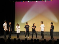 ライブ「すいているのに相席5」のエンディングのワンシーン。