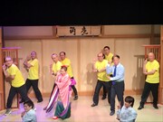 恋ダンスを踊る正司敏江と海原はるか、ハゲセブンのメンバー。