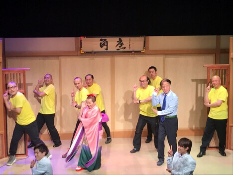 恋ダンスを踊る正司敏江と海原はるか、ハゲセブンのメンバー。