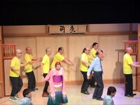 恋ダンスを踊る正司敏江と海原はるか、ハゲセブンのメンバー。