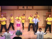 恋ダンスを踊る正司敏江と海原はるか、ハゲセブンのメンバー。