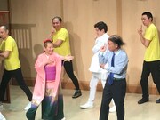 恋ダンスを踊る正司敏江と海原はるか。
