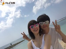 写真を撮影する（左から）マギー、ウーマンラッシュアワー村本。