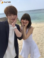 写真を撮影する超新星のソンジェ（左）とマギー（右）。