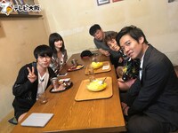 写真を撮影するウーマンラッシュアワー村本（左端）ら。