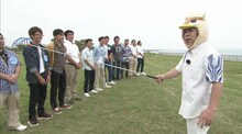 「ナイナイのお見合い大作戦！ 石垣島の花嫁 3時間SP」で石垣島を訪れ、独身男性たちを激励するナインティナイン岡村（右）。(c)TBS