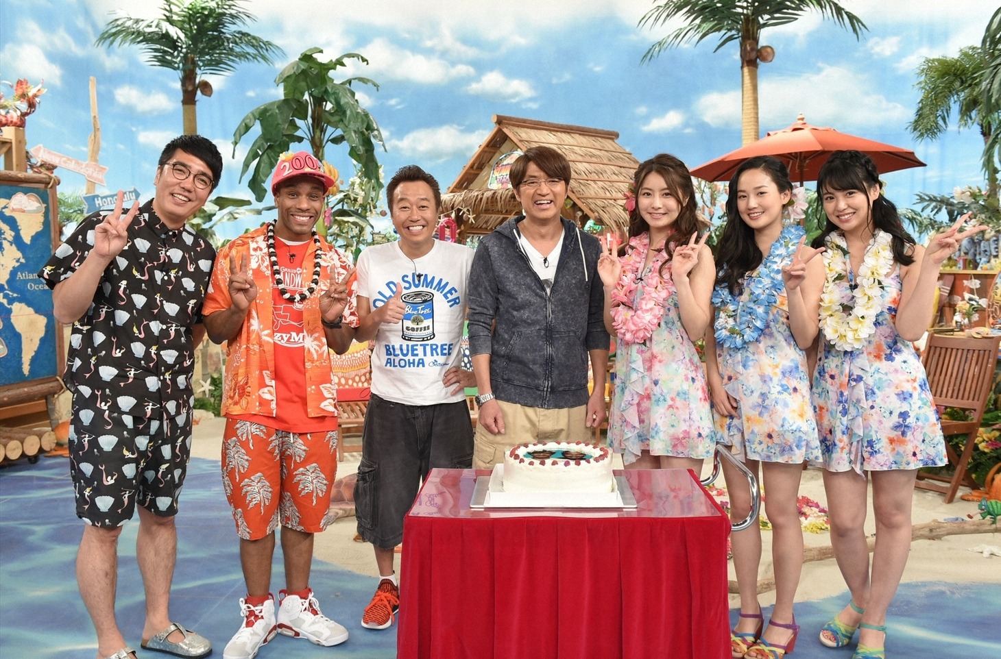 さまぁ～ずやおぎやはぎ小木（左端）らスタジオ出演者たち。(c)TBS