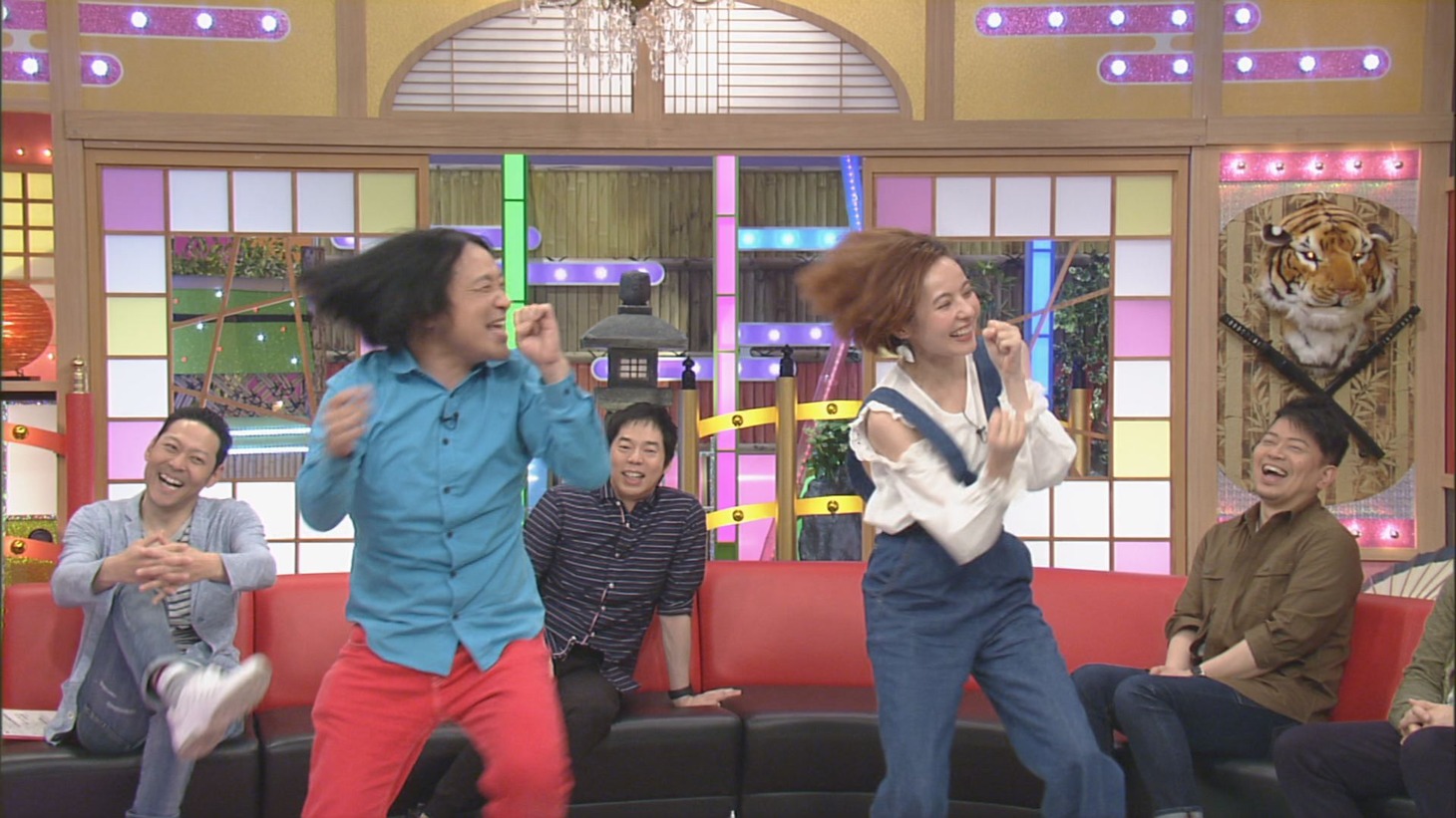 「本能Z」でコラボネタを披露する（手前左から）永野とベッキー。(c)CBC