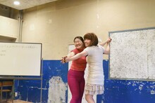 プレゼン会でネタを披露するガンバレルーヤ。