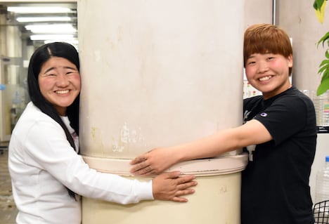 ガンバレルーヤ。左からよしこ、まひる。