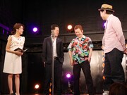 左から曽田茉莉江、ペンギンズ、鈴木おさむ。(c)BSフジ