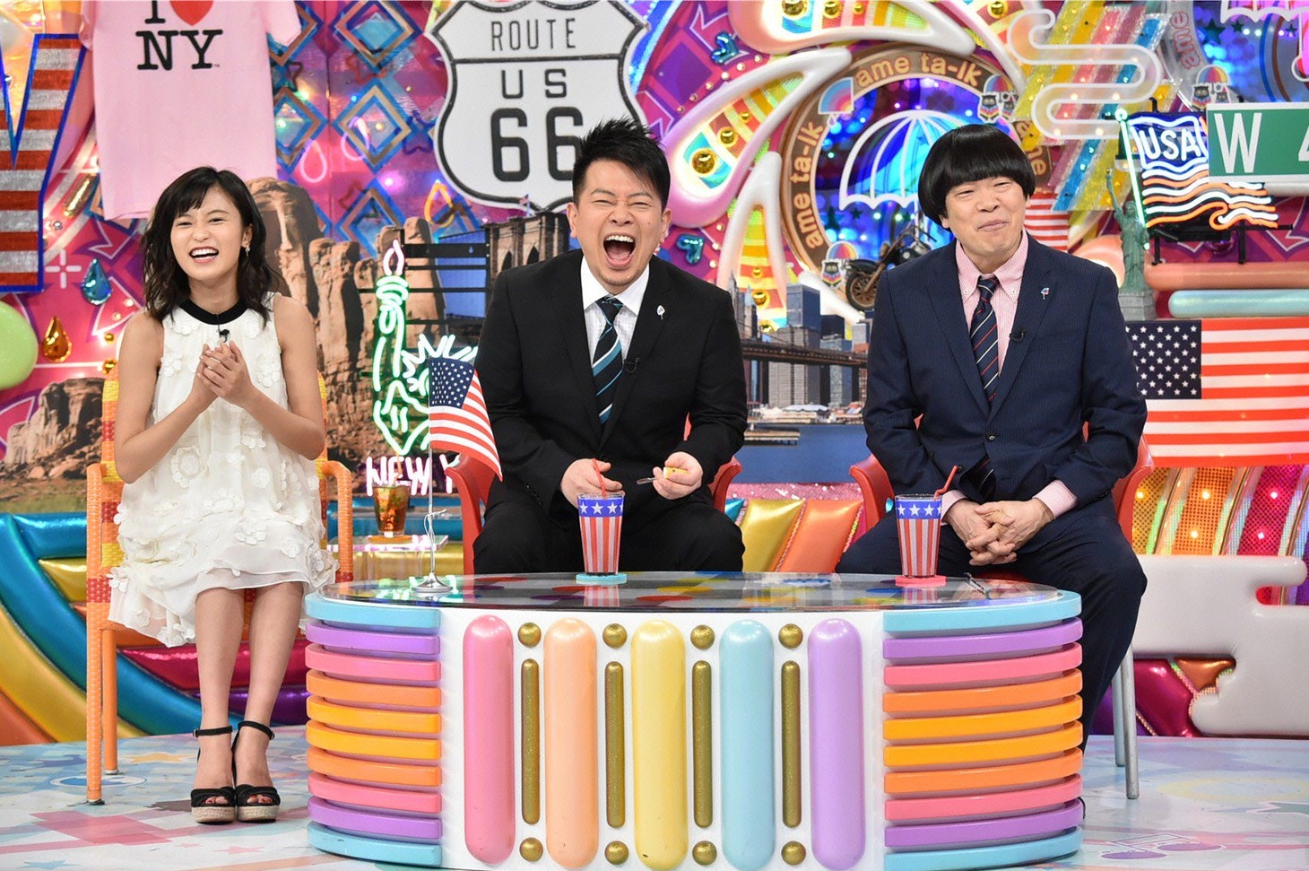 雨上がり決死隊と小島瑠璃子（左）。(c)テレビ朝日