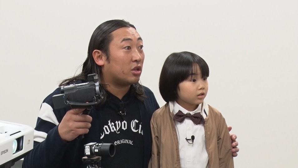 「理系いたずらグランプリ！」に出演する（左から）ロバート秋山、寺田心。(c)テレビ朝日