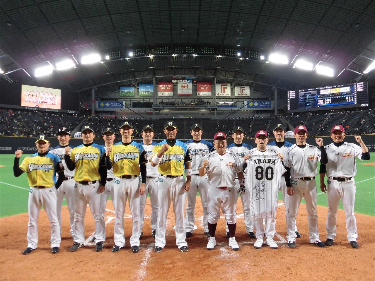 野球対決終了後の記念写真。(c)STV