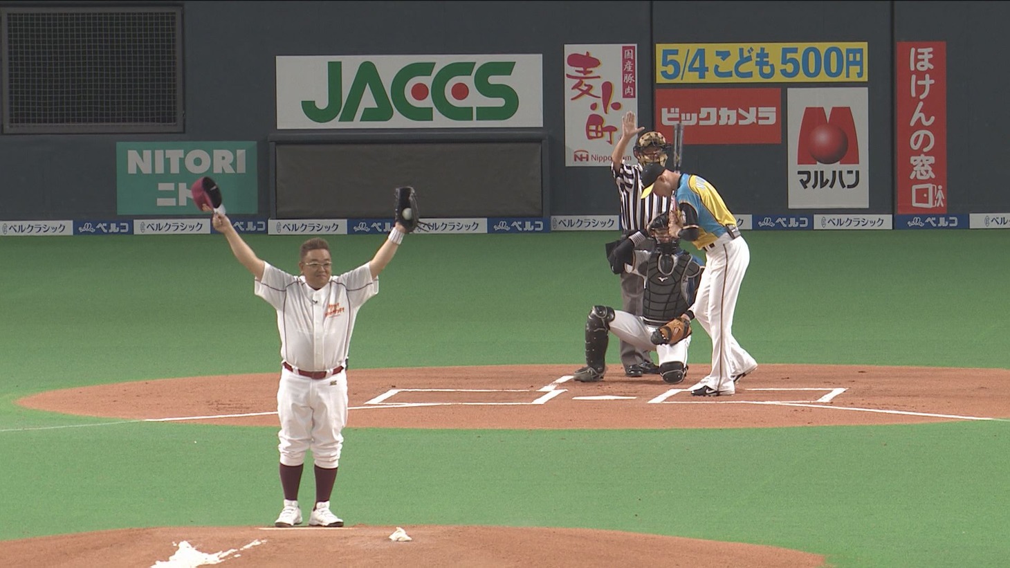 札幌ドームのマウンドに立つサンドウィッチマン伊達。(c)STV