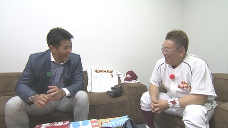 （左から）北海道日本ハムファイターズの稲葉篤紀SCO、サンドウィッチマン伊達。(c)STV