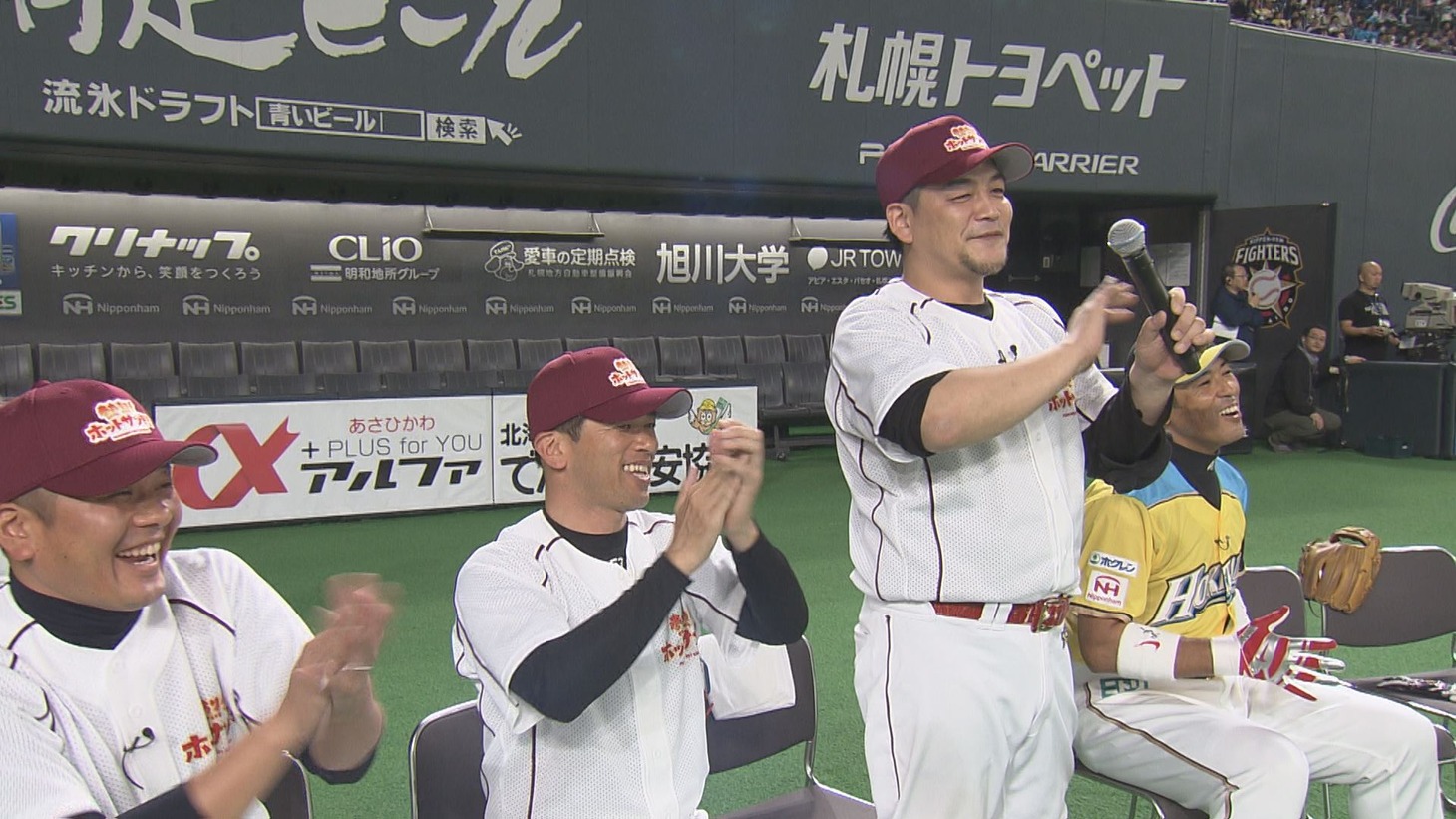 サンドウィッチマン富澤（右から2人目）ら。(c)STV