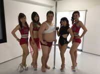 ポールダンサーから痩せるためのスパルタ指導を受けたブラックマヨネーズ小杉（中央）。(c)読売テレビ