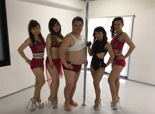 ポールダンサーから痩せるためのスパルタ指導を受けたブラックマヨネーズ小杉（中央）。(c)読売テレビ