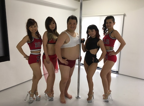 ポールダンサーから痩せるためのスパルタ指導を受けたブラックマヨネーズ小杉（中央）。(c)読売テレビ