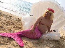 人魚の格好をさせられたブラックマヨネーズ小杉。(c)読売テレビ