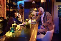 左から西田尚美、佐藤二朗。