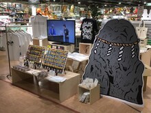 さらば青春の光のグッズショップ「グッズやん！グッズなん!?」の売り場。