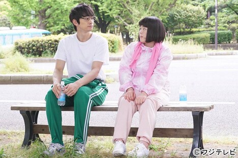 （左から）町田啓太、ブルゾンちえみ。