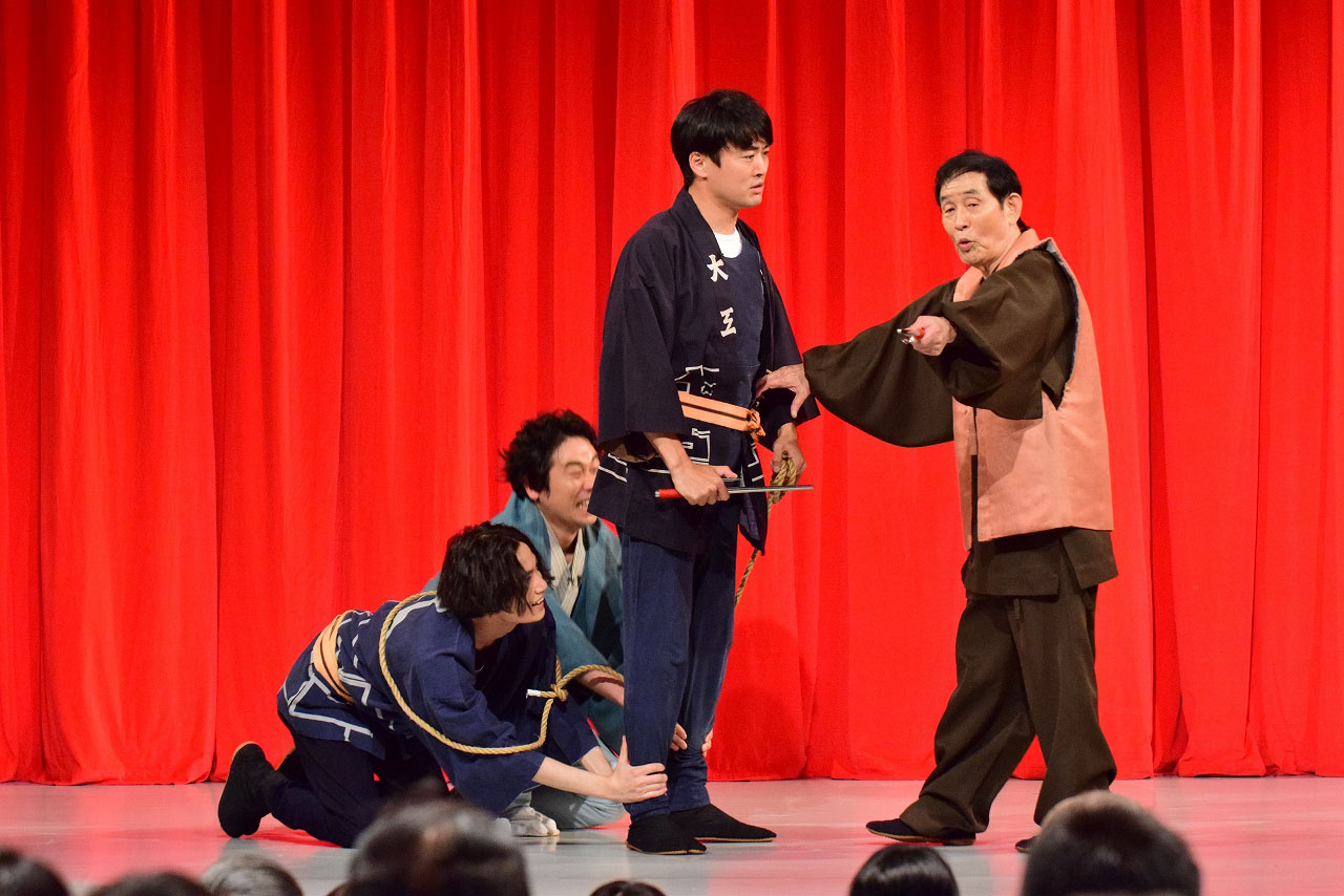 コントの熱血指導を繰り広げる萩本欽一（右端）と、矢野聖人、前野朋哉、劇団ひとり（左から）。(c)NHK