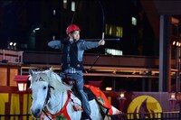 流鏑馬（やぶさめ）対決に臨む今田耕司。(c)TBS