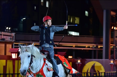 流鏑馬（やぶさめ）対決に臨む今田耕司。(c)TBS