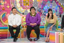 （左から）アンタッチャブル山崎、メイプル超合金・安藤なつ、新川優愛。(c)テレビ朝日