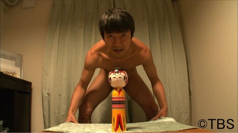 自宅で妻に対してネタ見せをするアキラ100%。