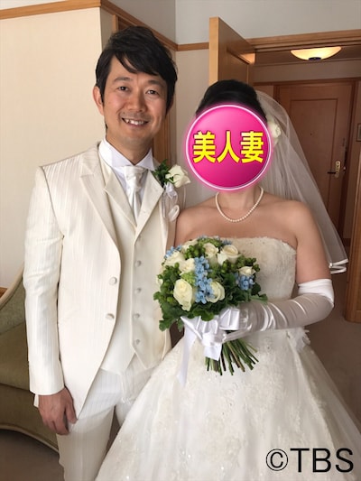 「結婚したら人生劇変！○○の妻たち」で夫婦生活が紹介されるアキラ100%と妻・雅美さん。