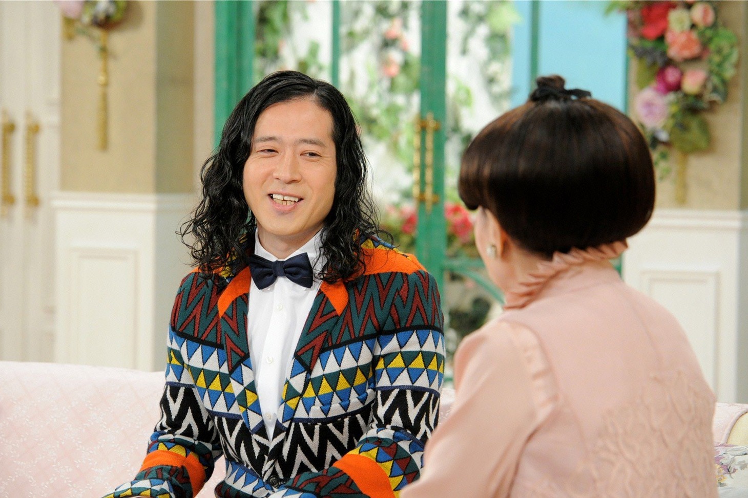 「徹子の部屋」に出演するピース又吉（左）。(c)テレビ朝日