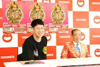 会見中の様子。