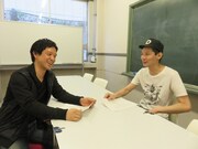 ネタ合わせ中の（左から）エルシャラカーニ・セイワ、POISON GIRL BAND吉田。