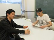 ネタ合わせ中の（左から）エルシャラカーニ・セイワ、POISON GIRL BAND吉田。