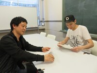 ネタ合わせ中の（左から）エルシャラカーニ・セイワ、POISON GIRL BAND吉田。