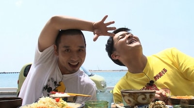 沖縄で仕事をしている様子が「ビビット」にて紹介される千鳥。(c)TBS