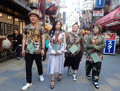 「旅ずきんちゃん」で大阪・新世界を巡る（左から）千鳥ノブ、板野友美、おかずクラブ・ゆいP、IMALU。(c)CBC