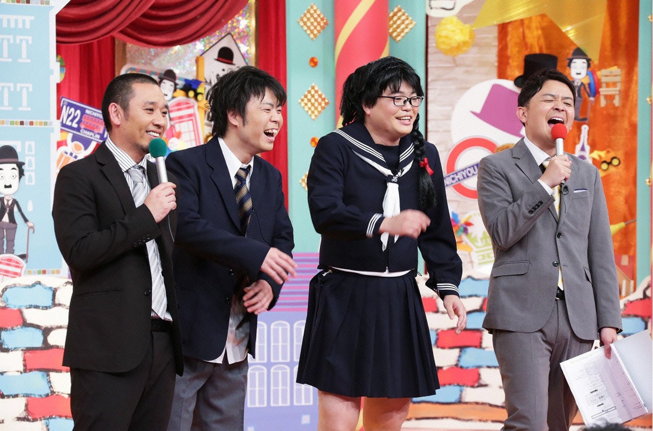 “かわいい男の娘ネタ”を披露するライス（中央2人）と司会の千鳥。